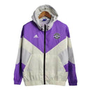 Jaqueta Corta-Vento Manchester United 23/24 - Masculina Adidas - Roxa com detalhes em branco