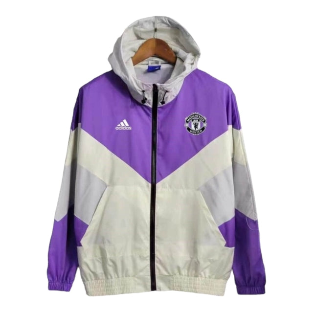Jaqueta Corta-Vento Manchester United 23/24 - Masculina Adidas - Roxa com detalhes em branco