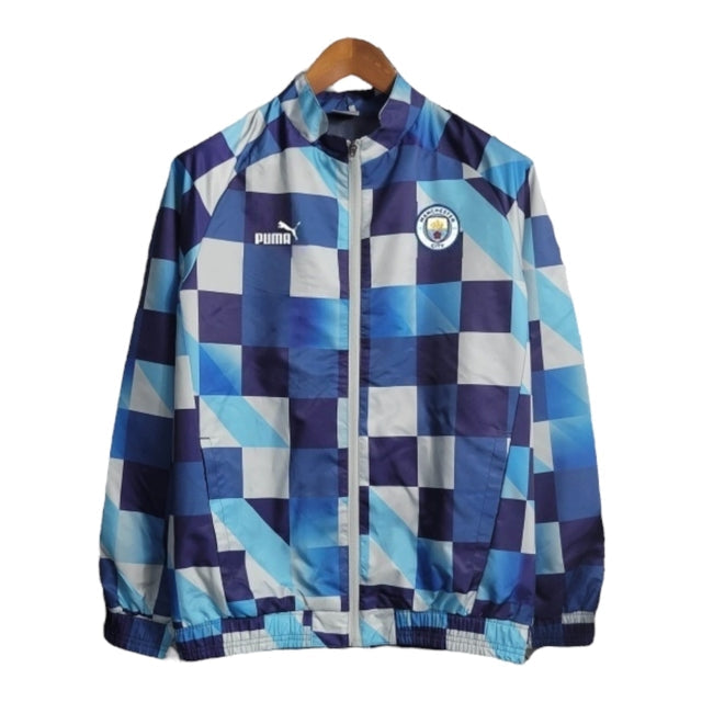 Jaqueta Corta-Vento Manchester City 23/24 Masculina Puma - Azul com detalhes em branco e azul claro