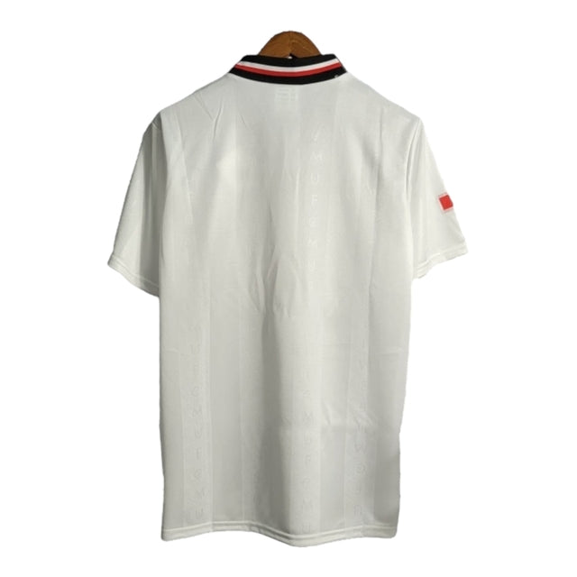 Camisa Retrô Manchester United 98/99 - Masculina Umbro - Branca com detalhes em preto e vermelho