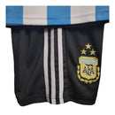 Kit Infantil Argentina I 22/23 - Adidas - Branco e azul com detalhes em preto