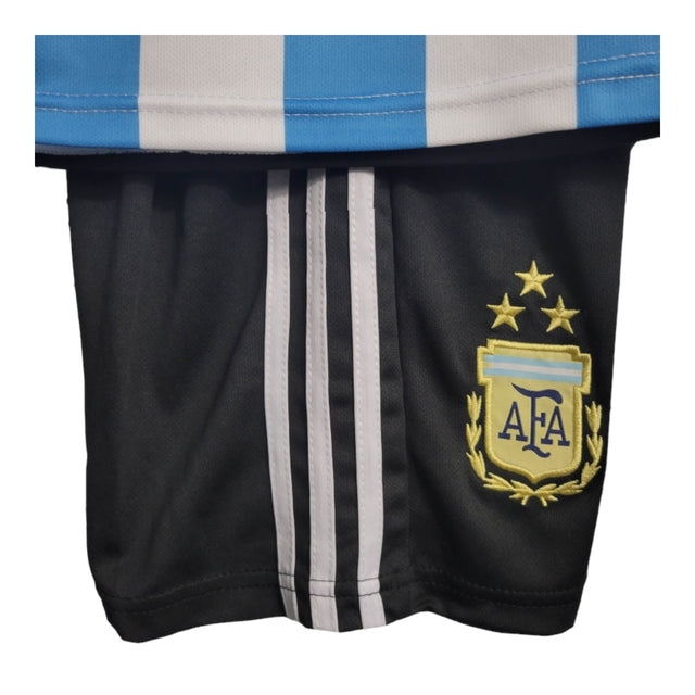 Kit Infantil Argentina I 22/23 - Adidas - Branco e azul com detalhes em preto