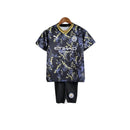 Kit Infantil Manchester City Edição especial 23/24 - Puma - Preto com detalhes em azul e amarelo
