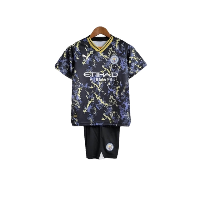 Kit Infantil Manchester City Edição especial 23/24 - Puma - Preto com detalhes em azul e amarelo