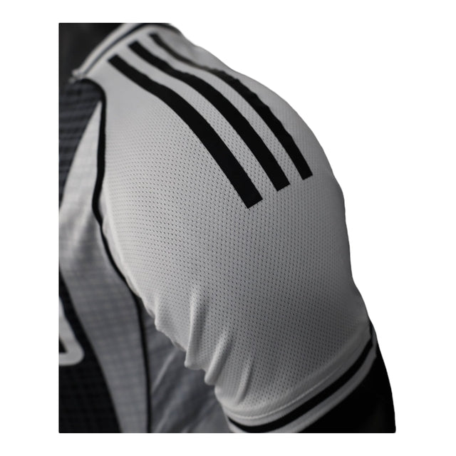 Camisa Newcastle I 25/26 - Jogador Adidas Masculina - Branca e preta com detalhes em azul