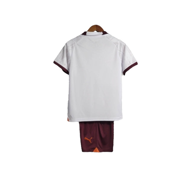 Kit Infantil Manchester City II 23/24 - Puma - Branco com detalhes em vinho e laranja