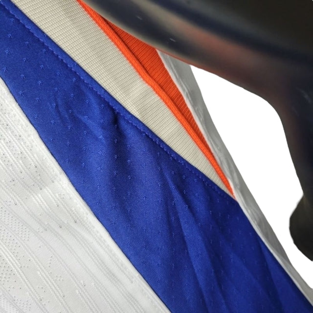 Camisa Chelsea II 24/25 - Jogador Nike Masculina - Branca com detalhes em azul e laranja