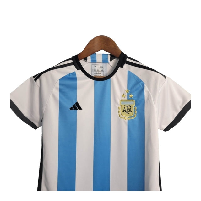 Kit Infantil Argentina I 22/23 - Adidas - Branco e azul com detalhes em preto
