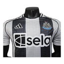 Camisa Newcastle I 25/26 - Jogador Adidas Masculina - Branca e preta com detalhes em azul