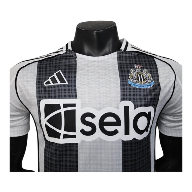 Camisa Newcastle I 25/26 - Jogador Adidas Masculina - Branca e preta com detalhes em azul