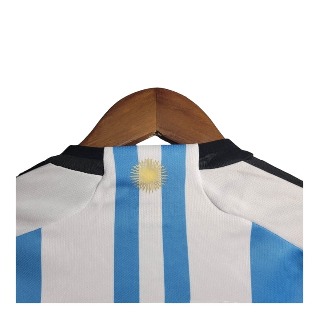 Kit Infantil Argentina I 22/23 - Adidas - Branco e azul com detalhes em preto