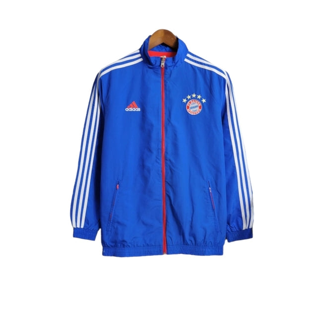 Jaqueta Corta-Vento Bayern de Munique 23/24 dupla face - Masculina Adidas - Azul com detalhes em vermelho