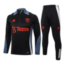 Conjunto Manchester United Treino 24/25 - Masculino Adidas - Preto com detalhes em cinza