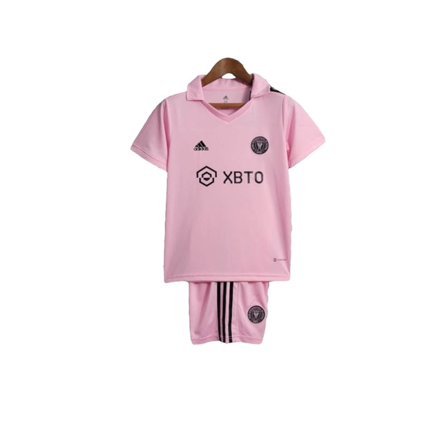 Kit Infantil Inter Miami CF I 23/24 - Adidas - Rosa com detalhes em preto