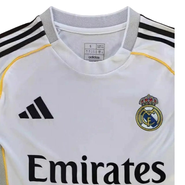 Camisa Real de Madrid I 25/26 - Torcedor Adidas Masculina - Branca com detalhes em cinza e amarelo