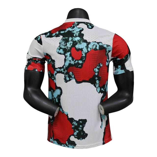 Camisa Bayern de Munique Pré-jogo 25/26 - Jogador Adidas Masculina - Branca com detalhes em vermelho e verde e preto