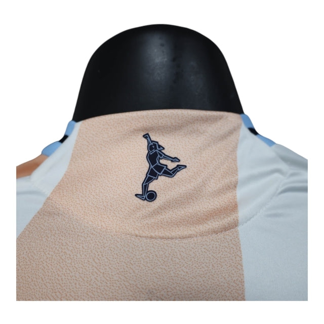 Camisa Seleção Espanha Eurocopa II 25/26 - Jogador Adidas Masculina - Branca com detalhes em rosa e azul