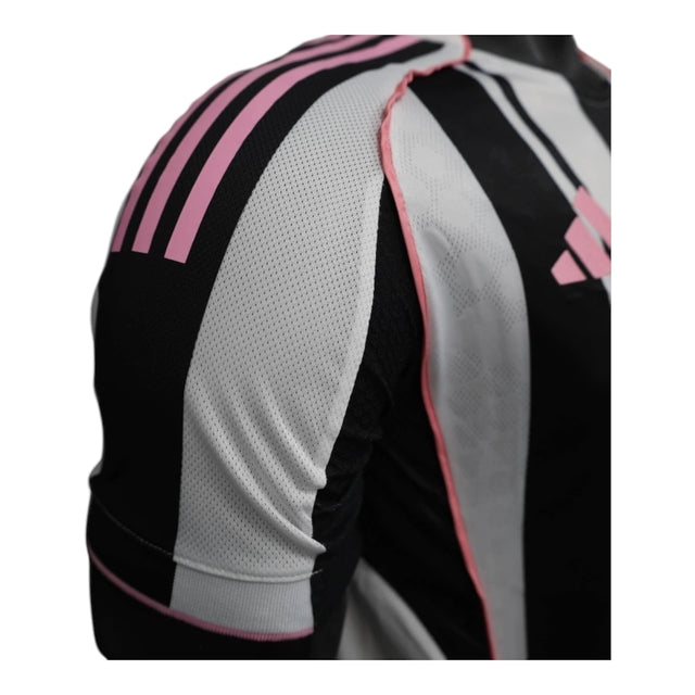 Camisa Juventus I 25/26 - Jogador Adidas Masculina - Preta e branca com detalhes em rosa