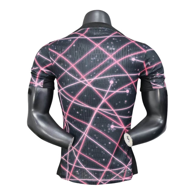Camisa Paris Saint-German Pré-jogo 25/26 - Jogador Jordan Masculina - Preta com detalhes em rosa